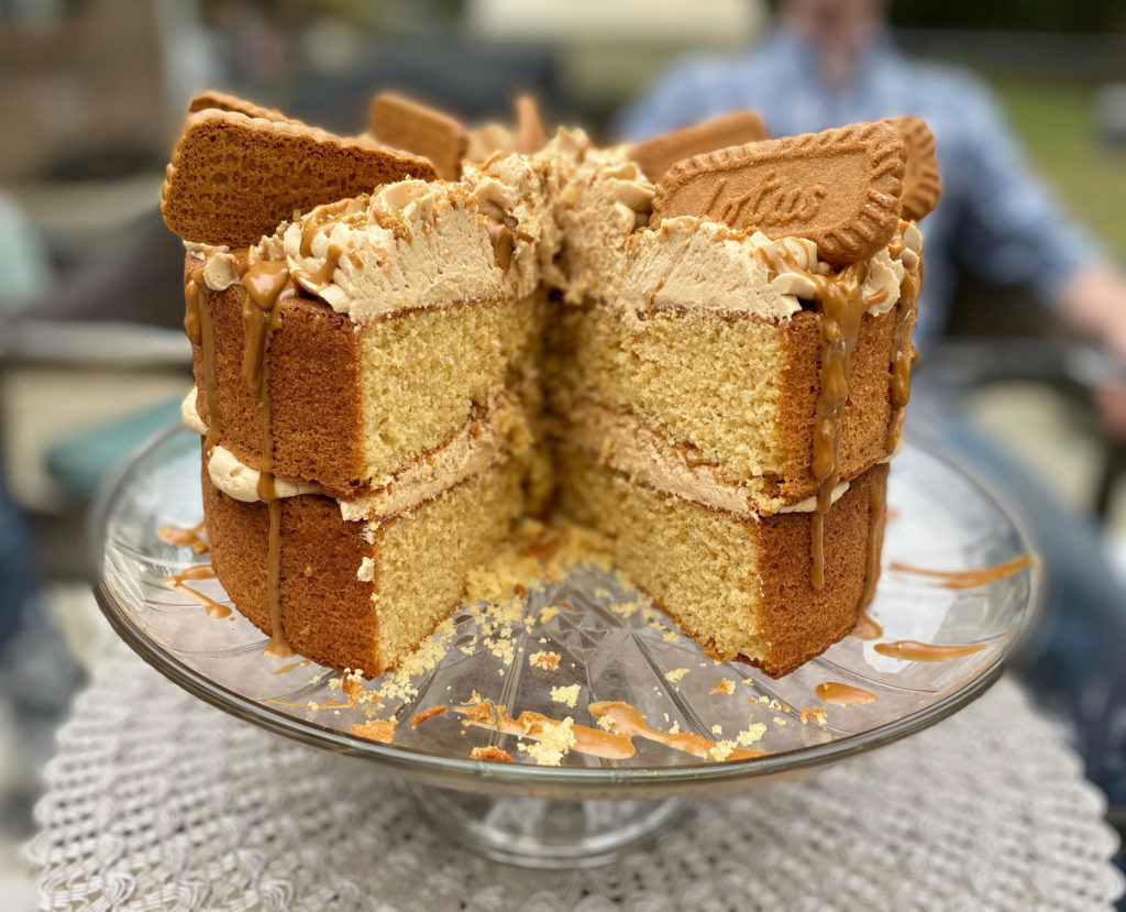 biscoff cake with a slice cut out. [biscoff cake]