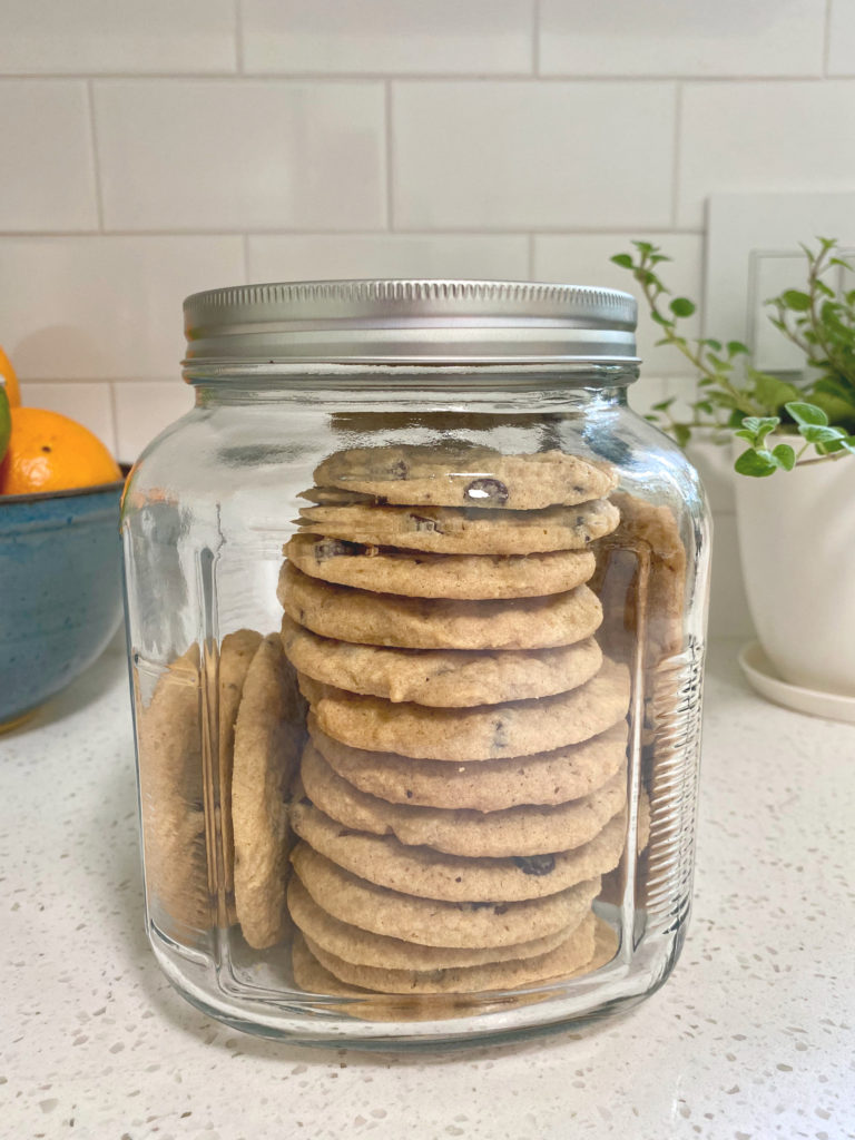 Cookie jar filled with cookies.